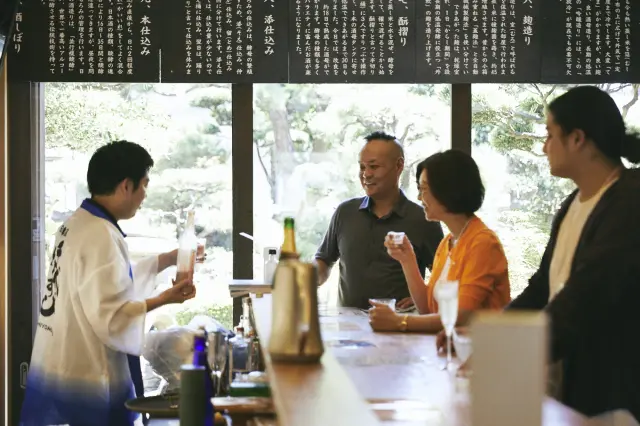 At the standing bar, you can enjoy a variety of sake while looking out over the Japanese garden.