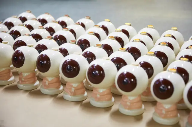 A collectible honjozo-style dry sake bottle featuring the iconic Megane Oyaji from GeGeGe no Kitaro. The design is perfect for display even after the sake is done.