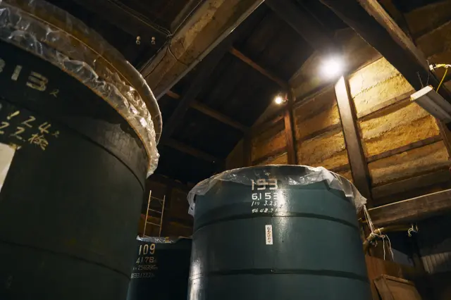 The earthen storehouse that has been here since the company was founded is still used for sake storage today.