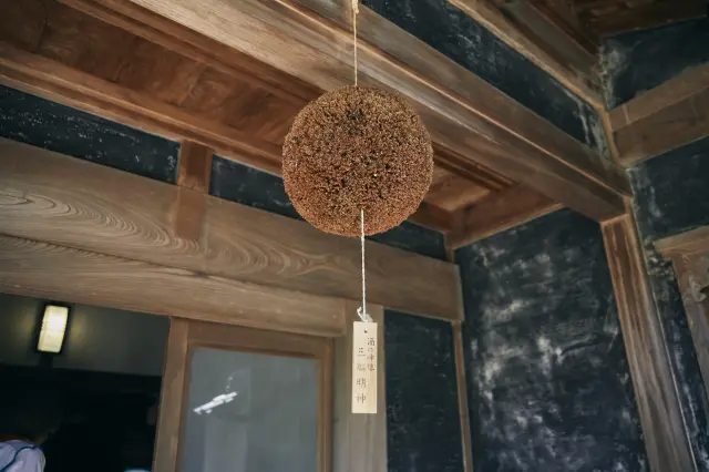 A cedar ball hung from the eaves that announces the arrival of new sake.