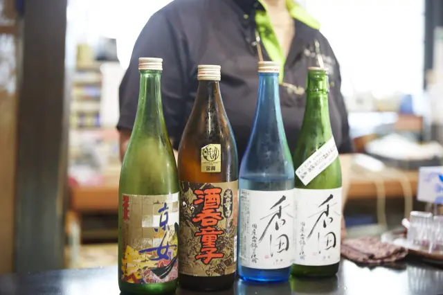Sake tasting includes explanations on how to enjoy sake more by introducing seasonings or sauces to match the taste of the sake (reservation  required).