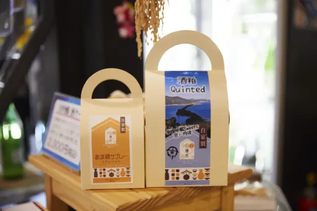 These handmade sweets use sake lees from our brewery. While preserving traditional techniques, we are also developing new products like sweets.