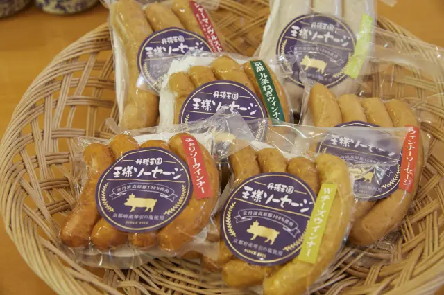 自家製の無添加ソーセージ。
保存料・発色剤不使用。
丹後で作られた塩と京都のブランド豚肉を100％使用している。予約制の「おつまみセット」では、相性抜群のクラフトビールと共に提供されている。
