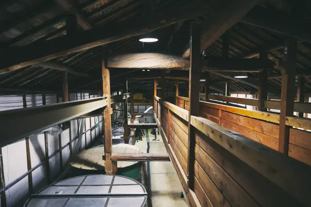 The inside of the sake brewery. Sake brewing is carried out from October to March. Our brewery does not accept tours for individuals.