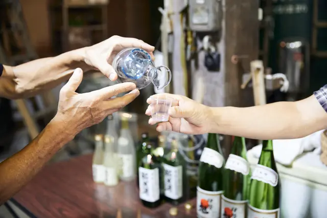蔵見学とセットで旭酒造のラインナップを楽しめる日本酒の利き当て体験をおこなっている。（要事前予約）