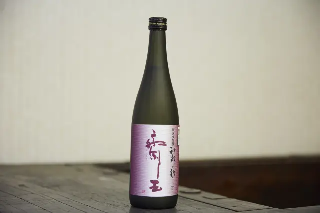 学生や地元企業、地元農家が協力して造ったお酒「神都の祈り・斎王（さいおう）」。伊勢の神聖な領域から流れる伏流水と三重ブランド米を使用したこだわりの商品。