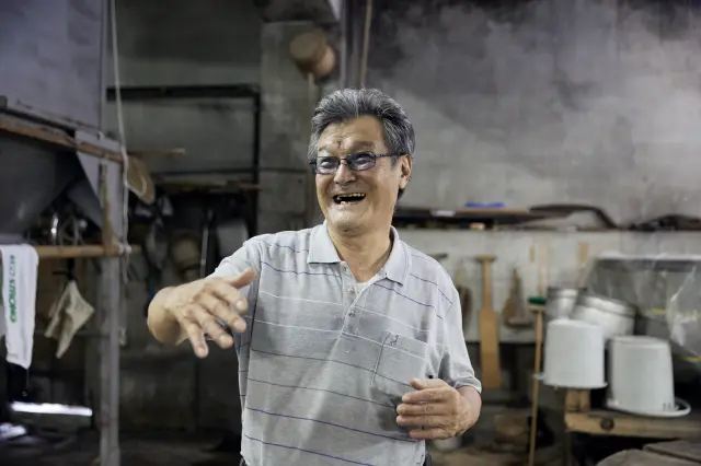 「私にとって、酒造りは趣味。」と満面の笑みを浮かべて語る杜氏の芳村さん。商売の域を超えたユニークなお酒造りに、日本酒への溢れ出る熱い想いが詰まっている。