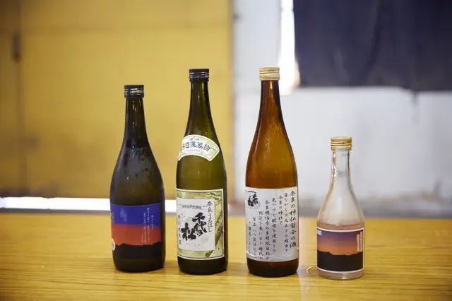 芳村酒造の日本酒ラインナップの一部。
「『面白い』酒をつくり続けたい」という杜氏の想いが商品化している。どれも大量生産できない限定品。