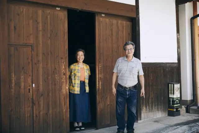 ホスピタリティーあふれる対応でお客様を迎える芳村ご夫婦。（日本語のみの対応）