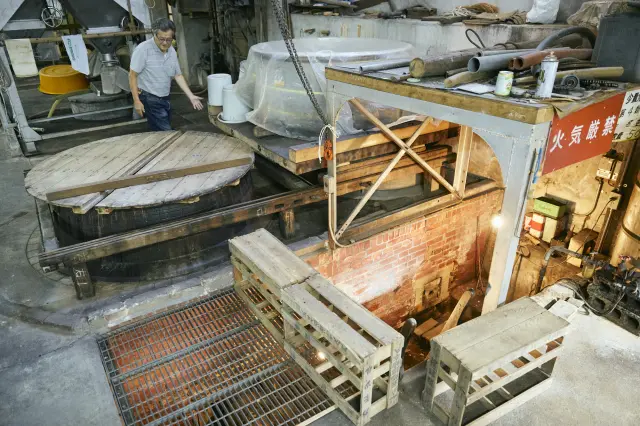 It is rare to find a sake brewery that maintains traditional methods and still uses a large boiler-style hearth today.
It may look old-fashioned, but it is also cutting-edge.