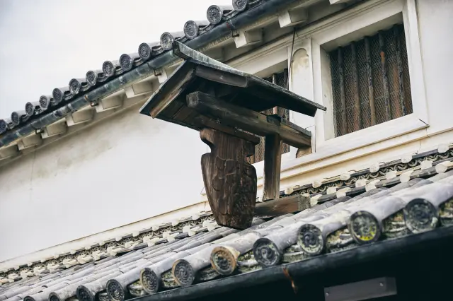 昔から使用している木製の看板。
「酒」の文字がかかれている。