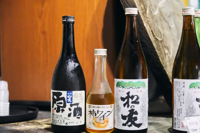 山本本家の日本酒や柿ワイン
一部のお酒は試飲可能。
代表銘柄は「松の友」。奈良県産の地元の柿を使用した柿ワインも人気がある。