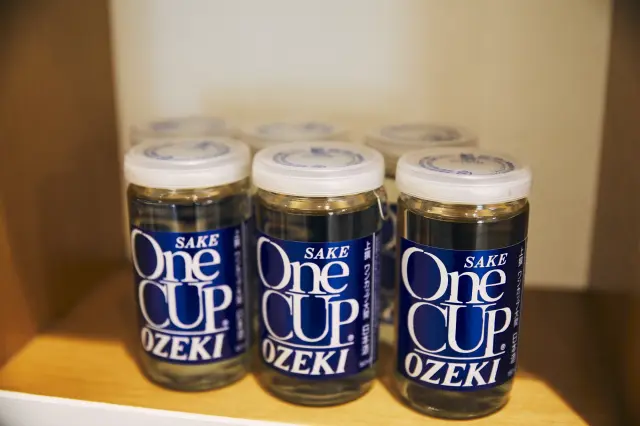 大関を代表する日本酒。
コップをそのままお酒の容器にして売り出すというコンセプトで生まれた商品「One Cup」