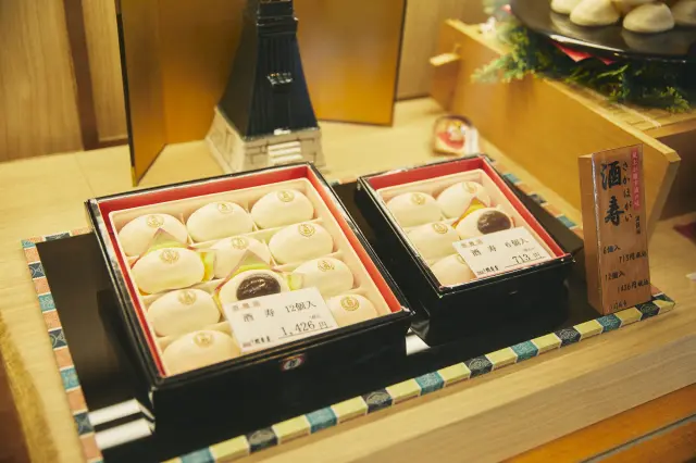 日本酒や発酵由来の原料を用いて作った、蔵元ならではのスイーツを販売している。
