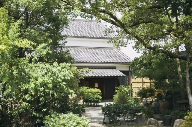 There is a Japanese restaurant on the premises where you can enjoy sake and food (reservations required).