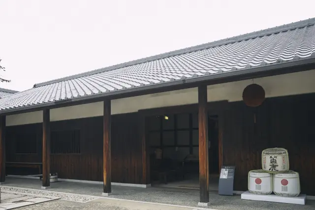 酒ミュージアム。お酒の作り方や、資料が展示されている。入場するには入場料が必要。（予約不要）