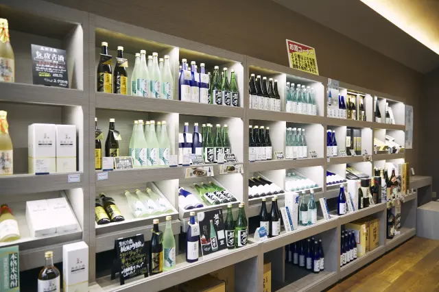 白鹿商品の豊富なラインナップ。生酒やしぼりたて原酒の量り売り、季節の限定酒やオリジナル酒器の販売もされている。