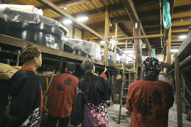 酒蔵見学の際には、オリジナルの法被（はっぴ）を着用することで、酒造りに大切な酵母菌への雑菌の侵入を防ぎながら、日本酒を身近に感じてもらえるツアーを開催。