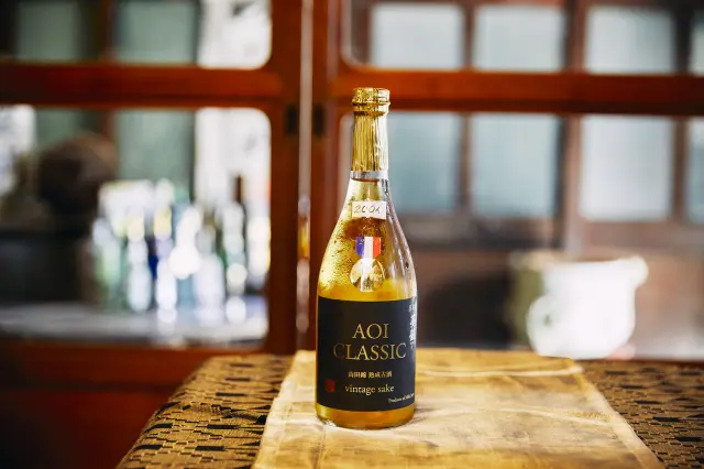 A Junmai Daiginjo is a pure vintage sake made from top-quality half-milled rice and aged for 20 years.It features a delicate and luxurious flavor.
Winner of the KuraMaster 2024 gold award in the old sake category at a sake competition held in Paris, France!