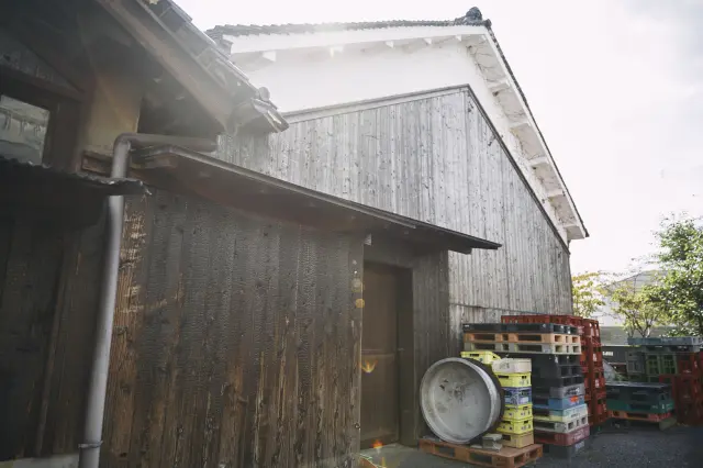 The outside of Aoitsuru Warehouse.