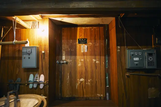 A room for making koji.
“One koji, two moto, three tsukuri”
Many believe that the most important part of sake brewing is making koji.

