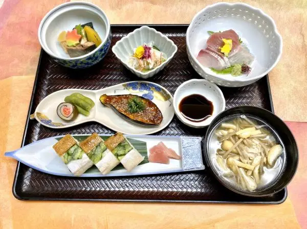 Enjoy ”Kurawanka Gozen,” a local specialty from the post town of Hirakata, along with the traditional sweet ”Kurawanka Mochi”!