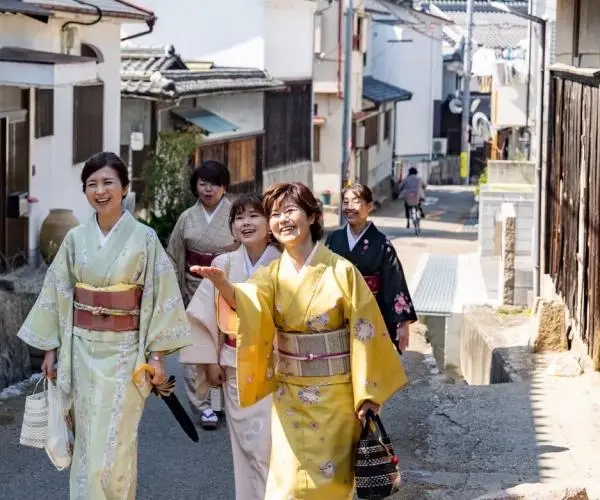 Transform your look with a kimono in 3 minutes! Stroll and take photos in a Tokaido post town