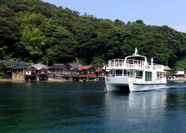 Private charter cruise ship (image)