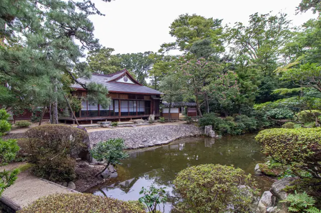甘棠館と庭園