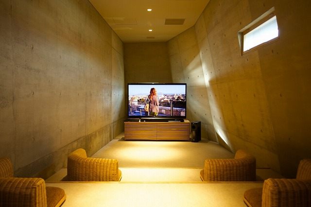 Apple TVを導入した60インチの大画面で映画などが鑑賞できるシアタールーム。自分のi-Phoneとペアリングも可能。