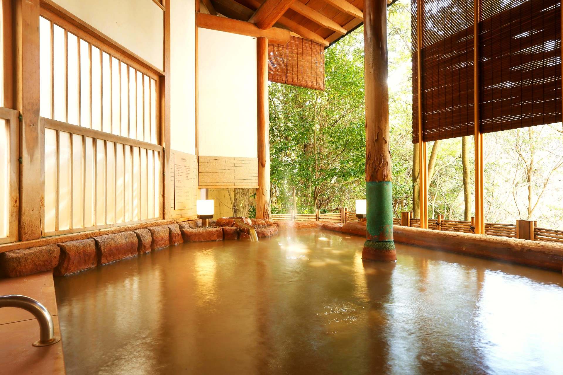 「瑞泉」は露天風呂があり、四季折々の表情を見せる庭園を眺めることができます。