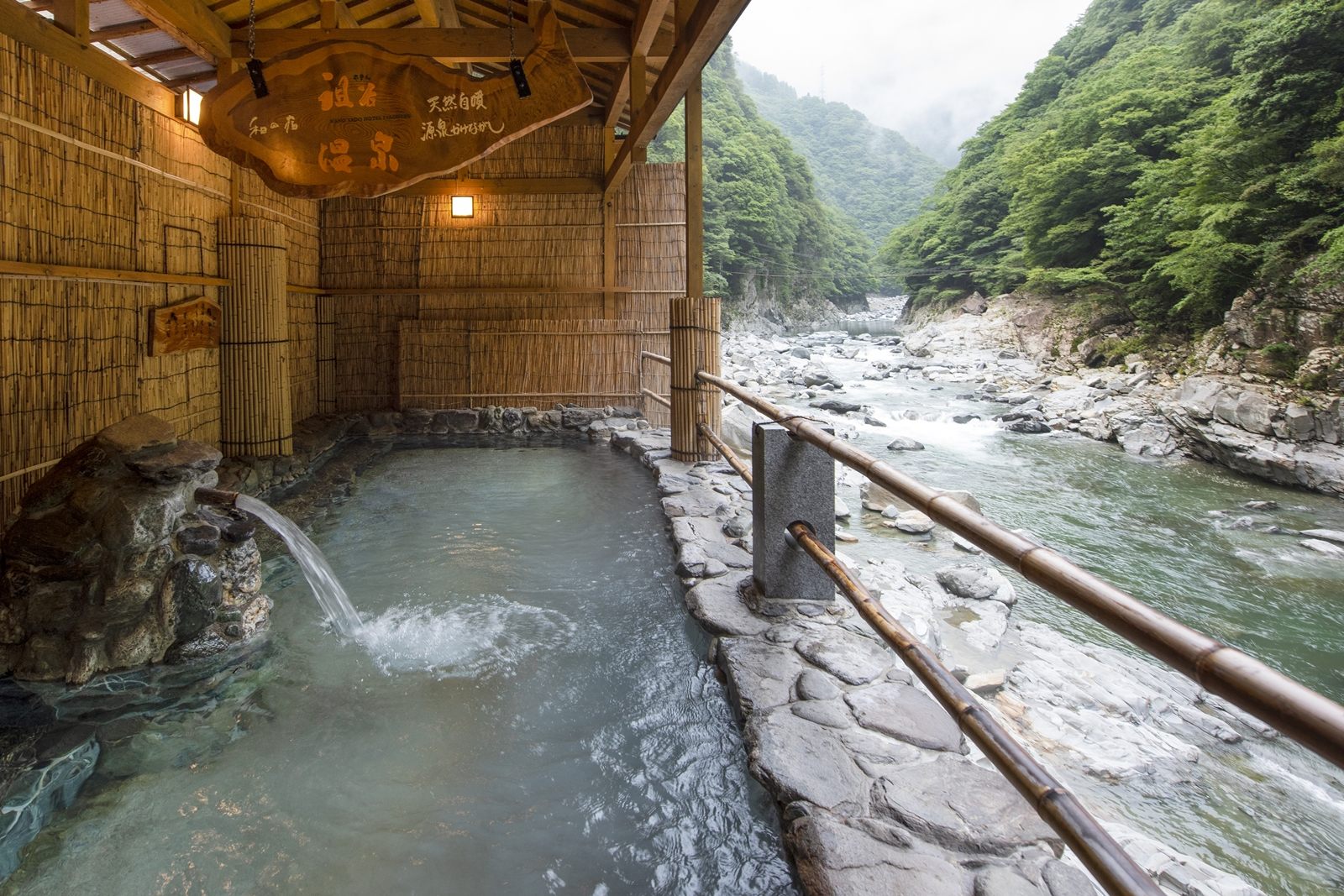 露天風呂「渓谷の湯」「せせらぎの湯」は男女日替わり。