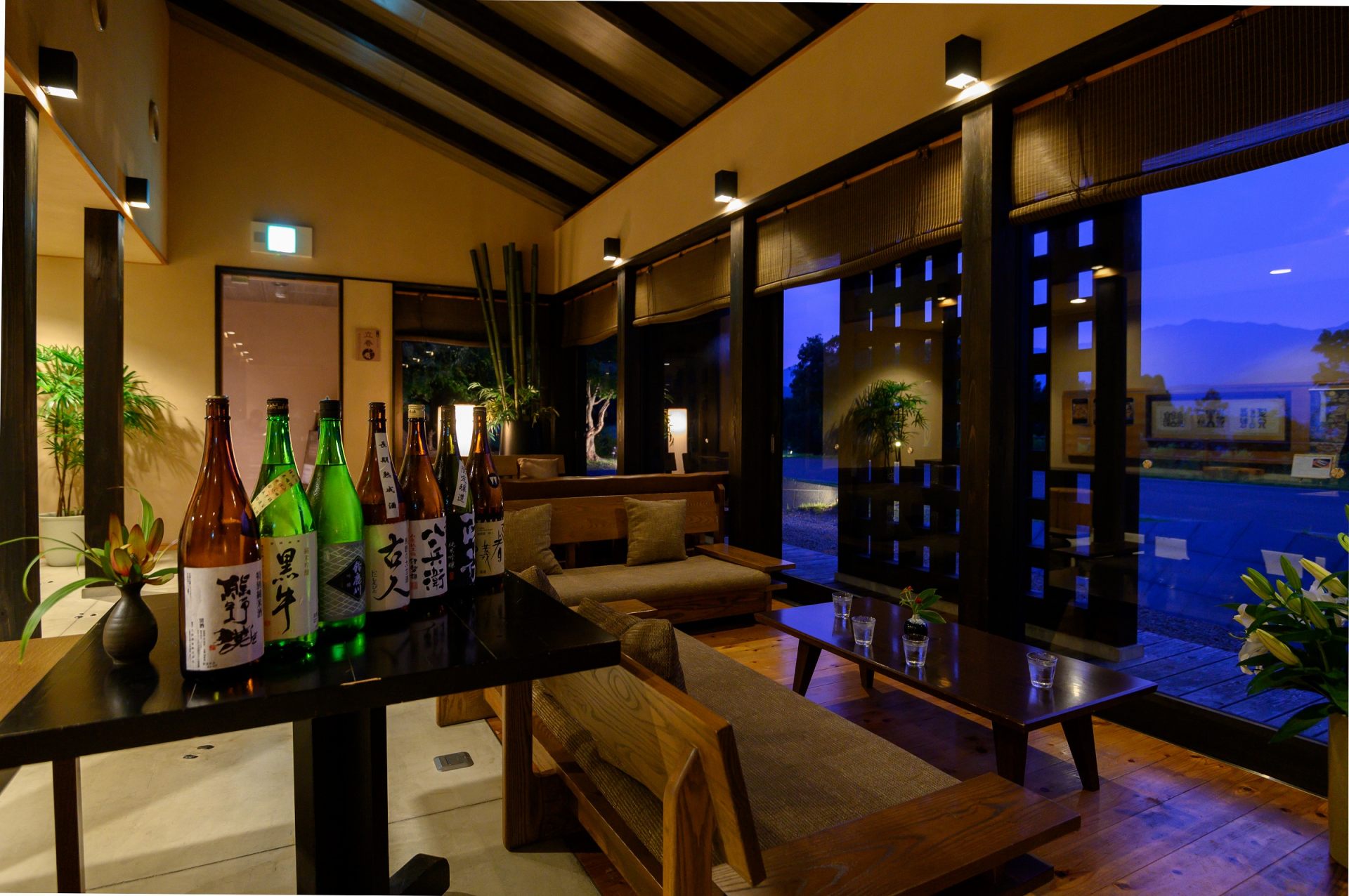 敷地内には、夜空と日本酒を味わい尽くすことができるラウンジバーも。