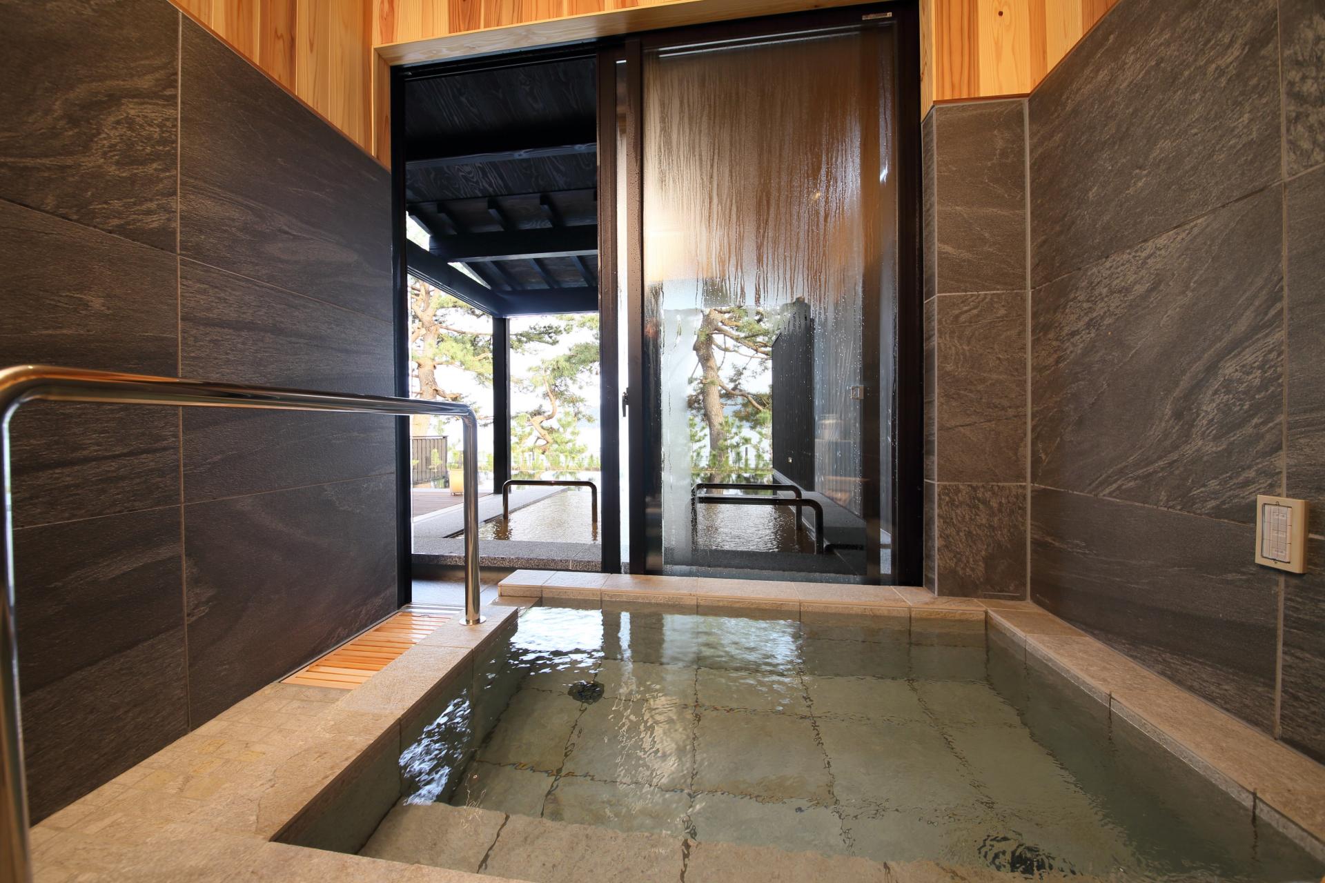 内風呂「銀温泉」は美肌の湯としても人気。