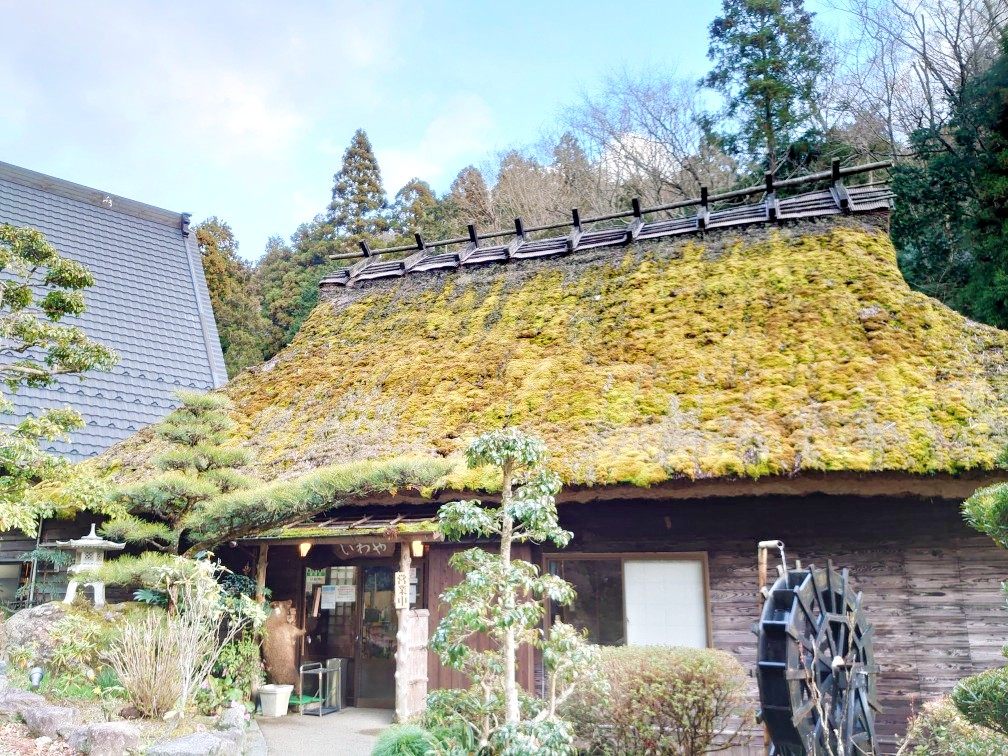 季節ごとに表情を変える茅葺き屋根の一軒家で、喧騒を離れてリフレッシュ!