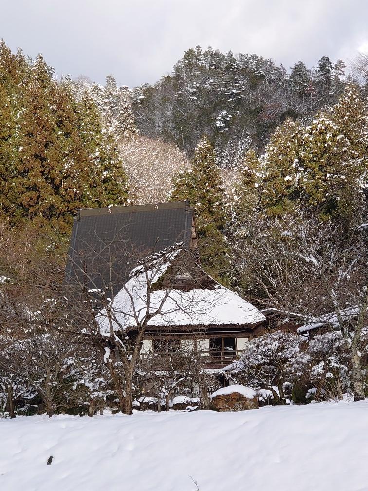 雪深い冬は囲炉裏を囲みつつ、雪見酒も風流!