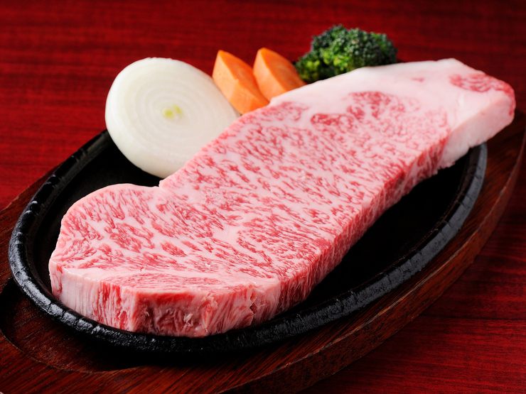 特上の黒毛和牛や松阪牛を分厚く豪快に。お手頃な価格で食べられるのも魅力！（1人前12,000円〜）