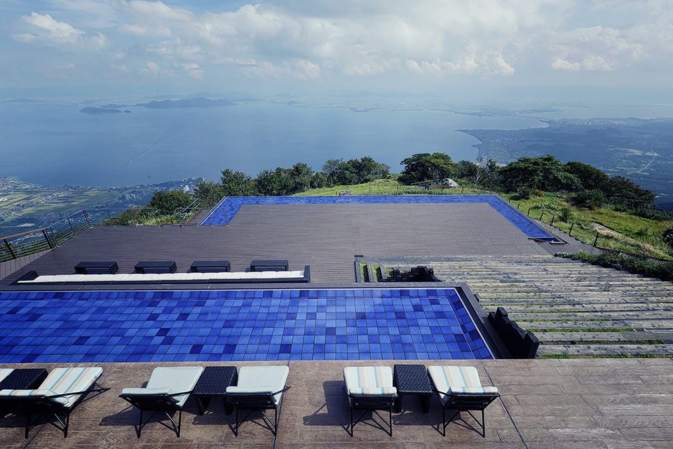 びわ湖テラスのシンボル的空間「Grand Terrace」。
© Alpina BI Co., Ltd. All Rights Reserved.