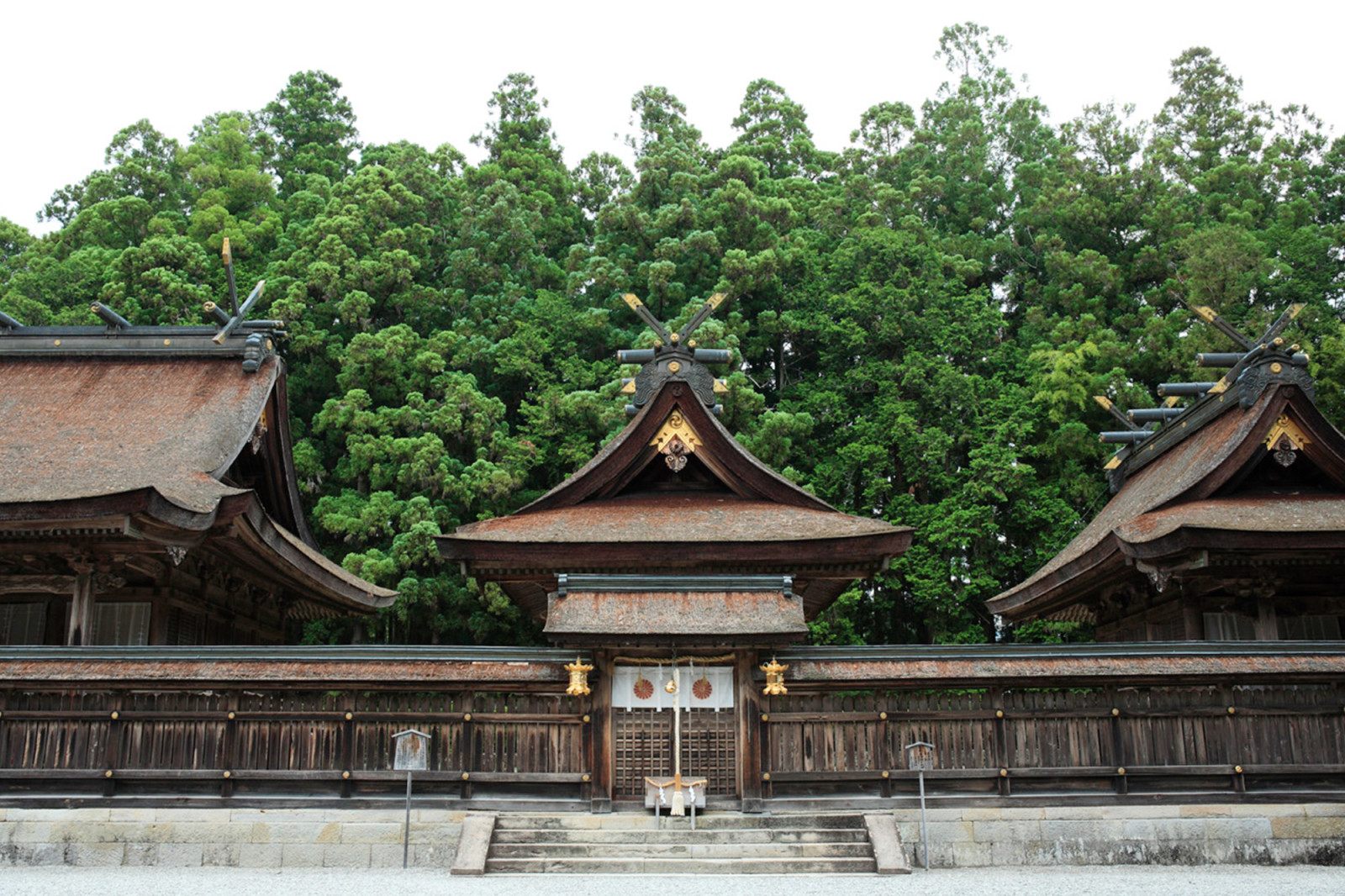 桧皮葺で古色蒼然とした御本殿の熊野本宮大社。
©和歌山県観光連盟