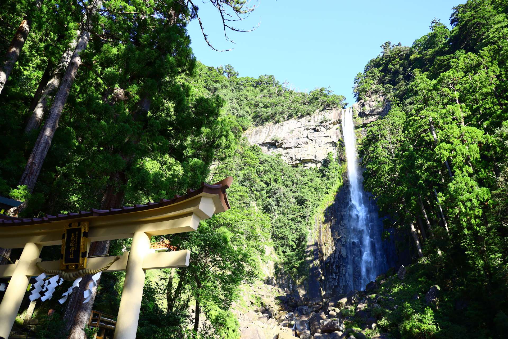 大門坂を登った先には熊野那智大社、そして那智の滝が。
©和歌山県観光連盟