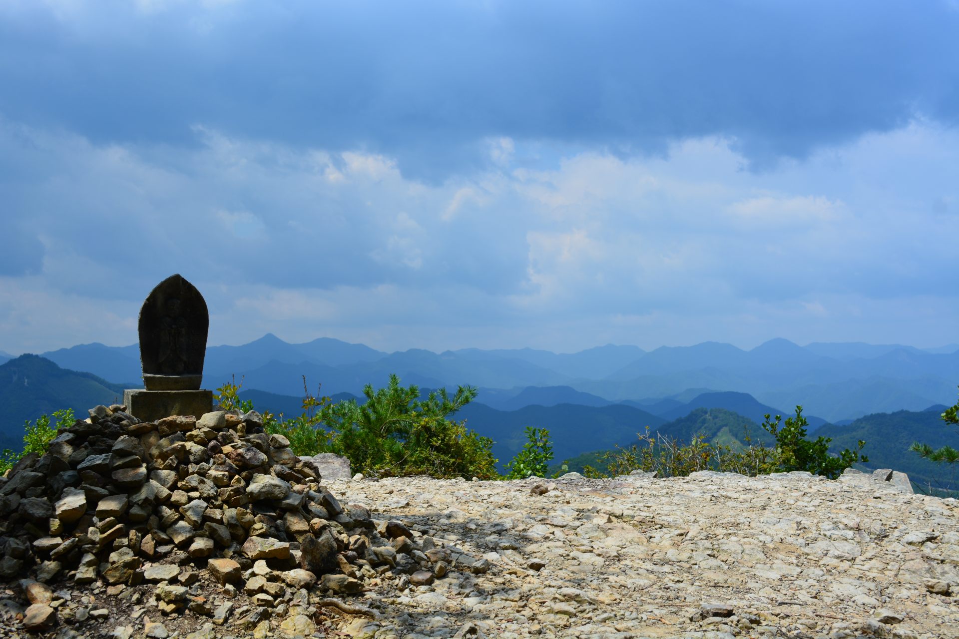 熊野の山々を一望できる「百間ぐら」。頂上のお地蔵様が目印。
©和歌山県観光連盟