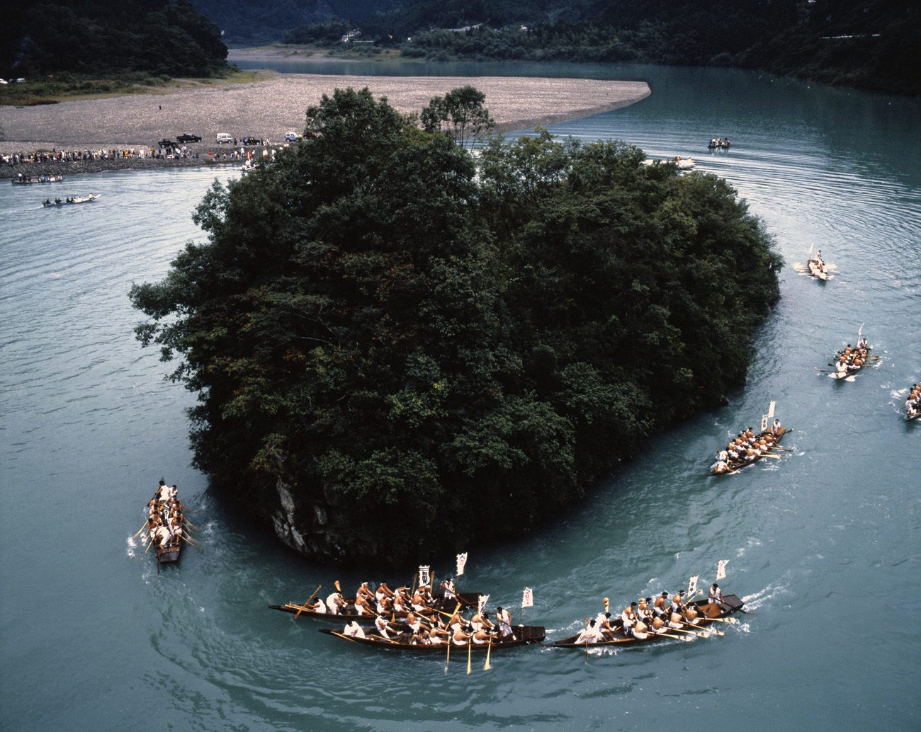 「御船祭」の早船競漕。熊野川で9隻の早船が御船島の周囲を回る。
©和歌山県観光連盟