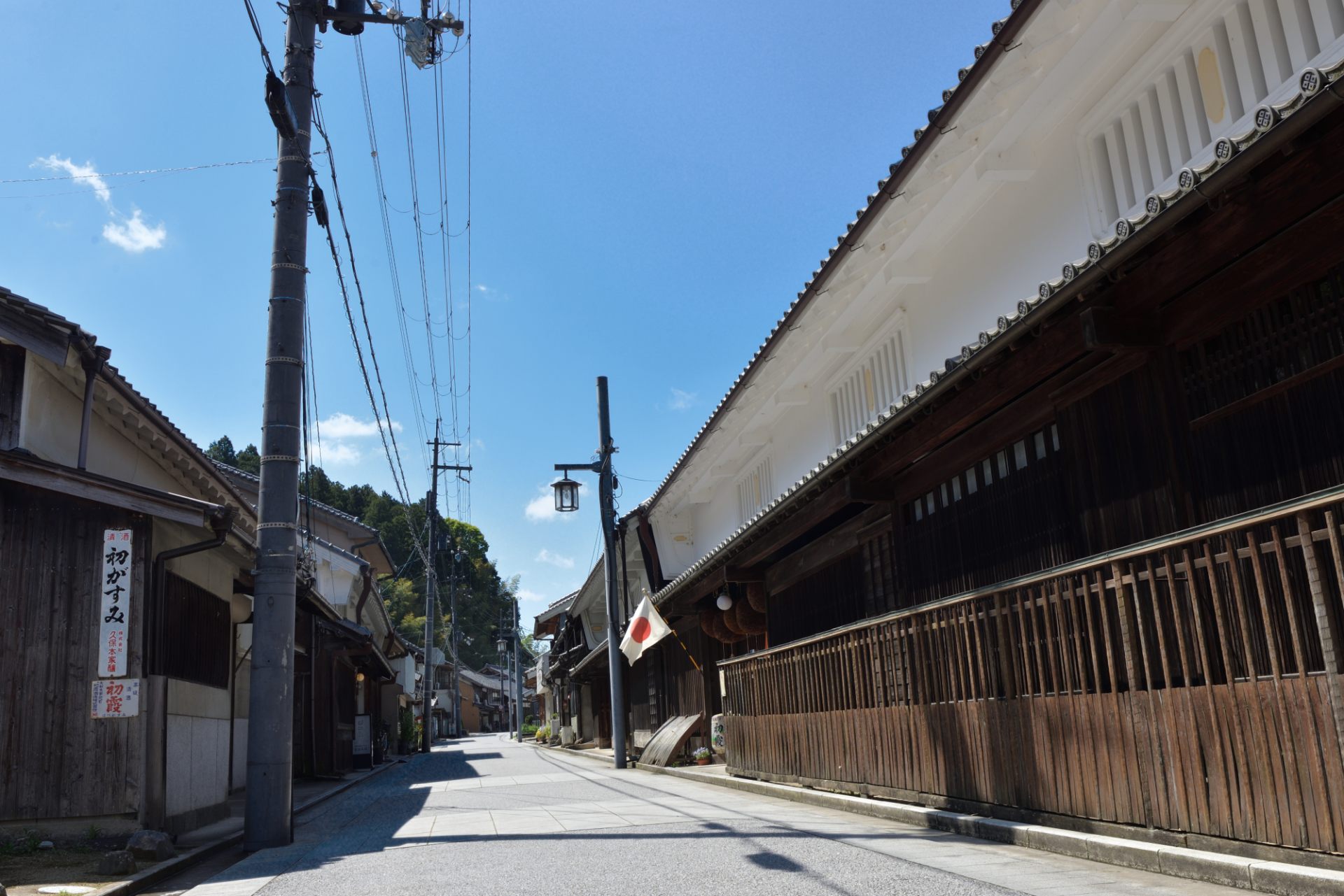 江戸〜明治時代の面影を残す町家が軒を連ねます。