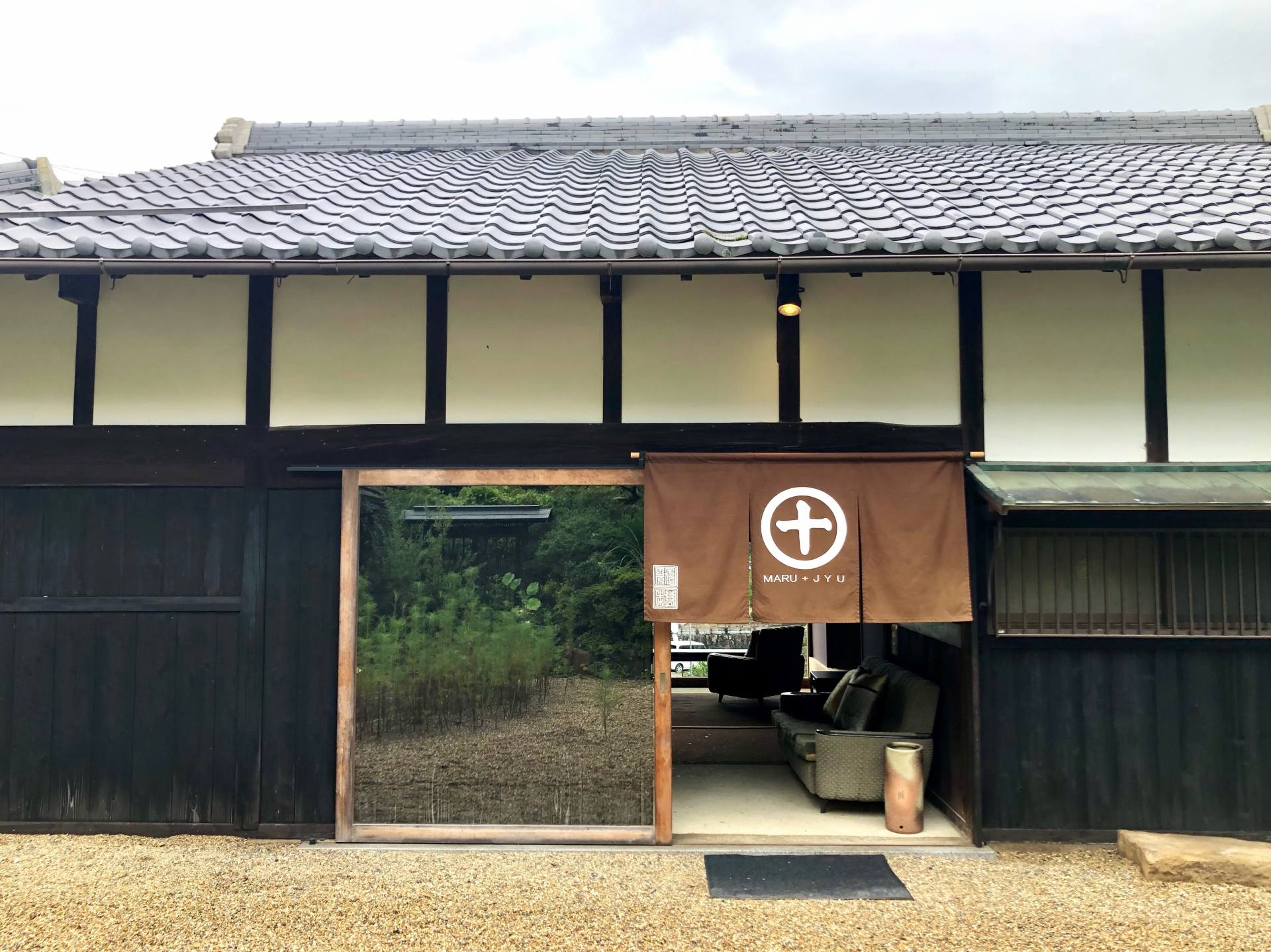 元製茶小屋をリノベーションした建物と趣ある玄関