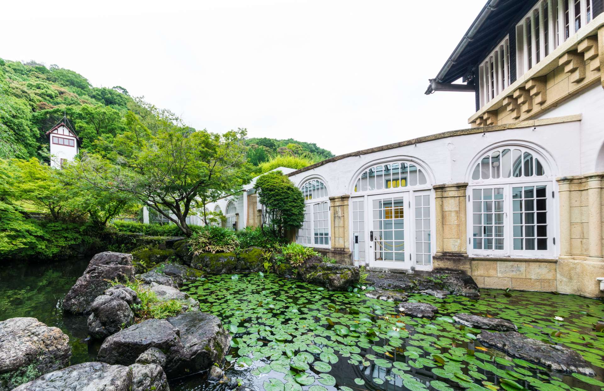 本館睡蓮池(©アサヒビール大山崎山荘美術館)