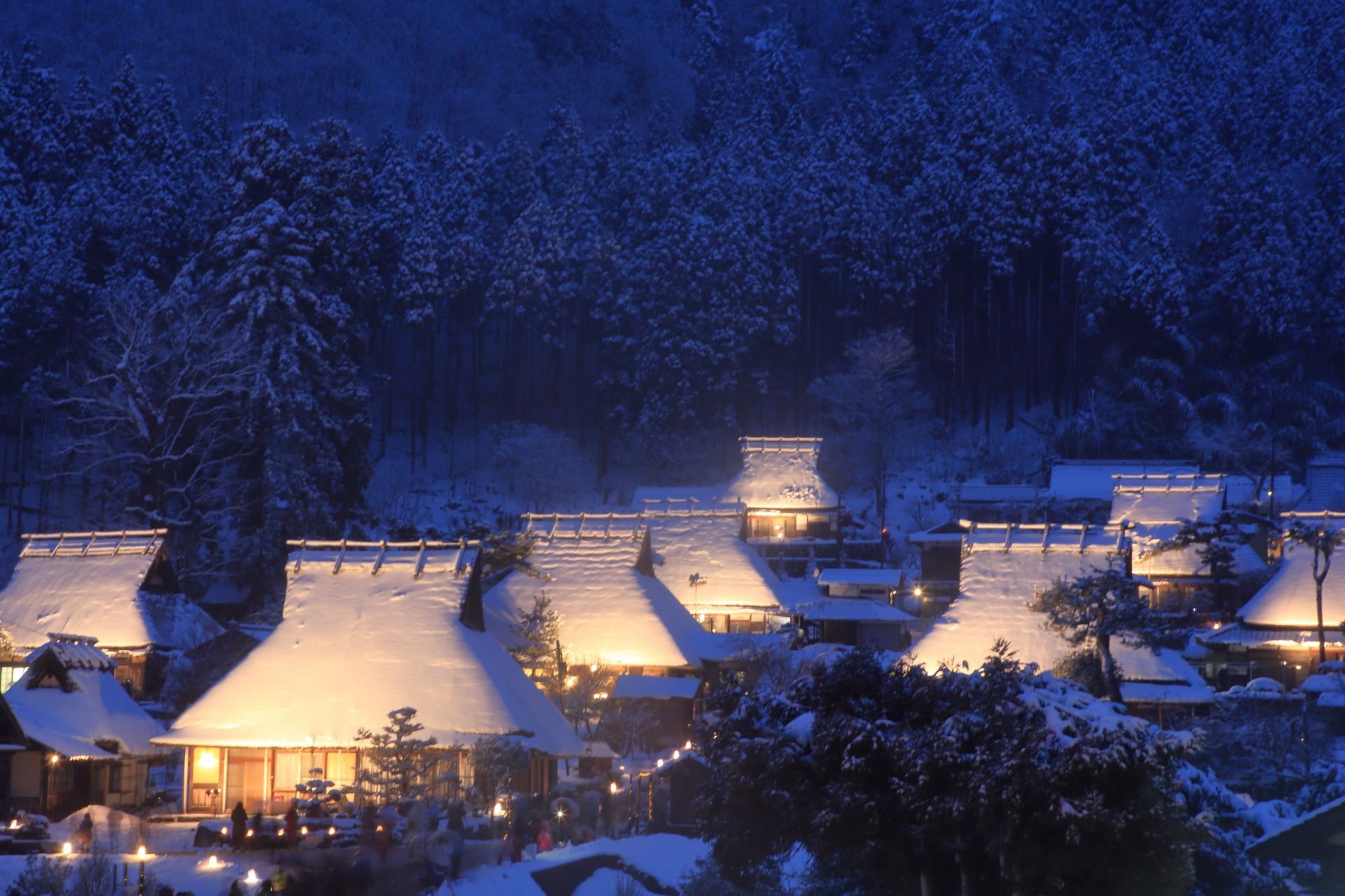 美山の冬の風物詩「美山かやぶきの里雪灯廊」