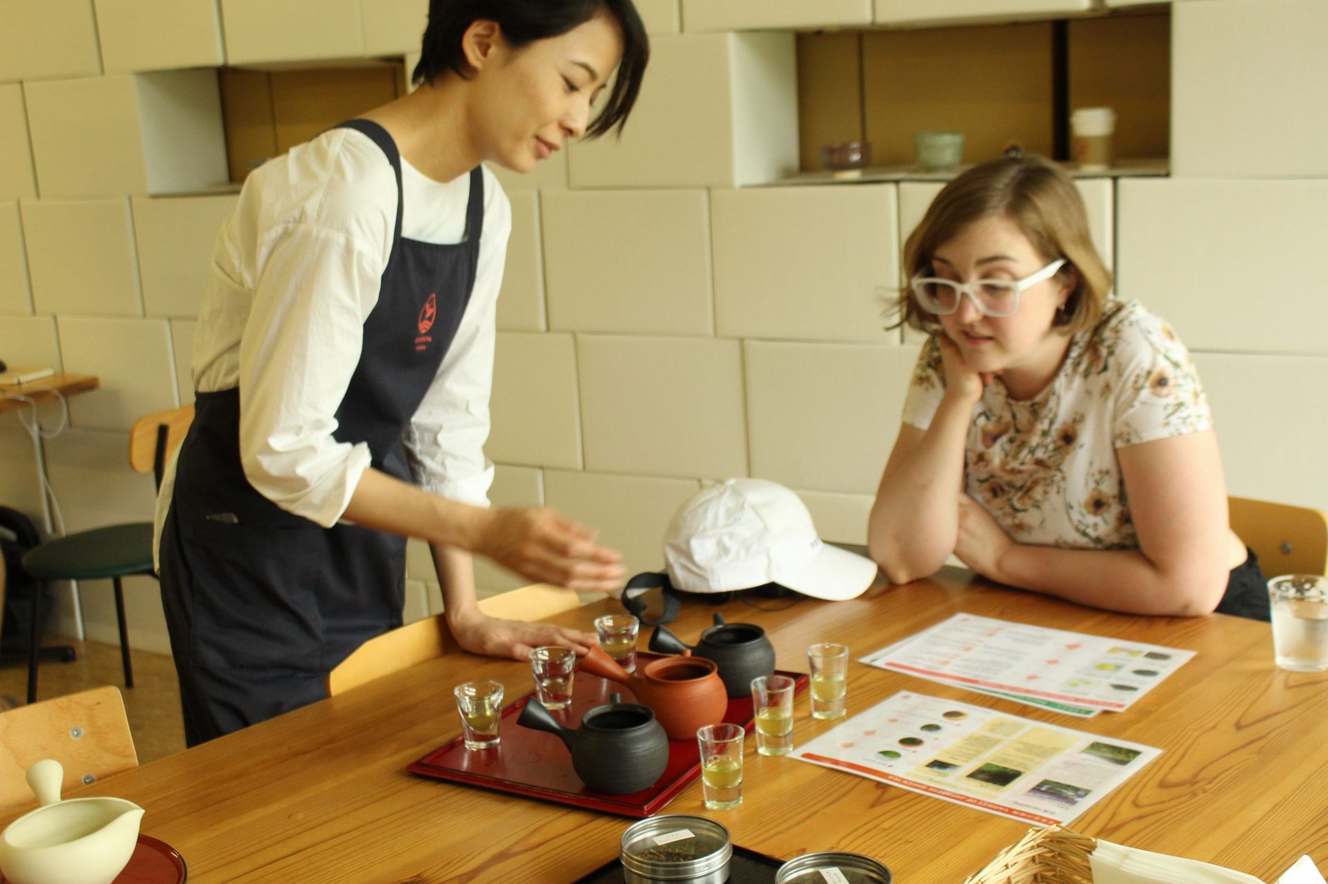 訪れた茶畑で収穫されたお茶を品種別に飲み比べして頂けます