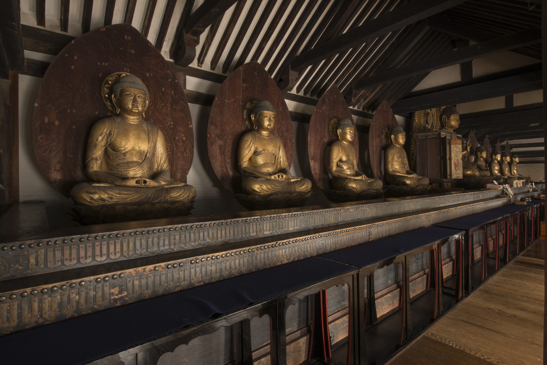 浄瑠璃寺 本尊 九体阿弥陀如来坐像(国宝)(※現在順次修理中)(©一般社団法人⽊津川市観光協会)
