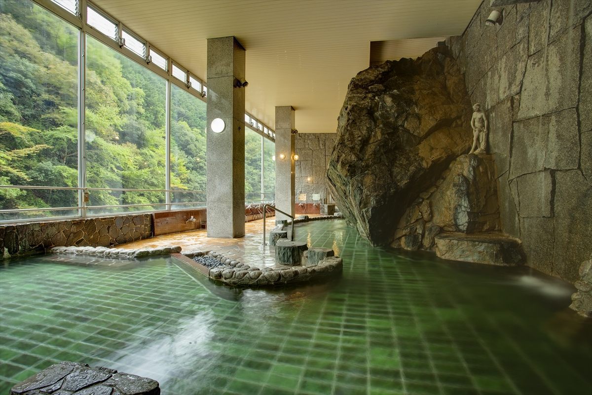 「大岩見の湯」の窓一面に広がる緑のアート。