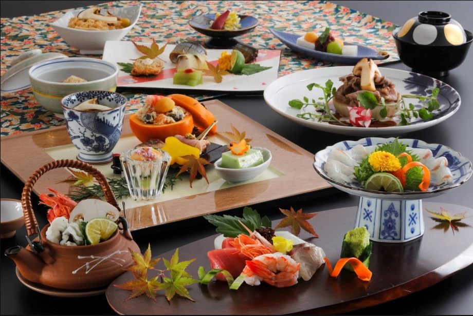 「季節の特別会席」。秋は松茸・柿・銀杏・秋刀魚を使用した創作料理に舌鼓を打って。
(内容は変更となる場合があります)